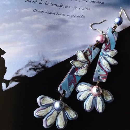 Des boucles d'oreilles longues, légèrement dissemblables,  originales,  légères,  création artisanale française