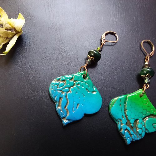 Voyage turquoise... boucles d’oreilles dans un joli dégradé bleu vert, création artisanale française