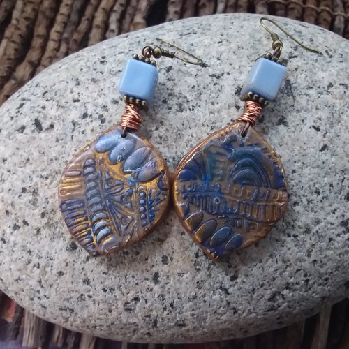 Rhapsodie in blue 3...boucles d’oreilles en argile polymère et perle de verre,  création artisanale française