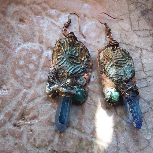 Boucles d'oreilles longues et originales,  rustiques , en cuivre et perles de gemmes,  création artisanale unique