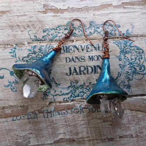 Boucles d’oreilles forme clochette,  turquoise,  résine et cristal,  création artisanale unique