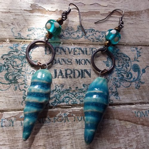 Céramique bleue... boucles d'oreilles turquoise avec perle au chalumeau et anneau de cuivre artisanal,  création française uni