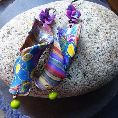 Farandole multicolore...boucles d’oreilles asymétriques en argile polymère et perle de verre au chalumeau,  création artisanale