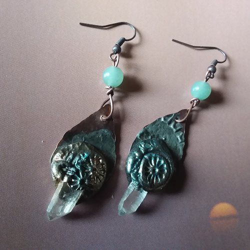 Boucles d’oreilles originales en cuivre et pointe de cristal,  perle de jade, création artisanale unique