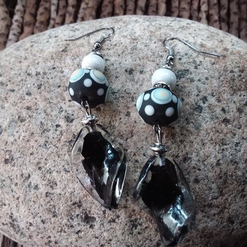 Noir et blanc... boucles d’oreilles en perles de verre,  originales,  création artisanale française