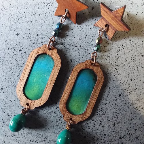 Azur...boucles d’oreilles en bois, émaillées,  légères et originales,  avec perle de verre au chalumeau,  création unique