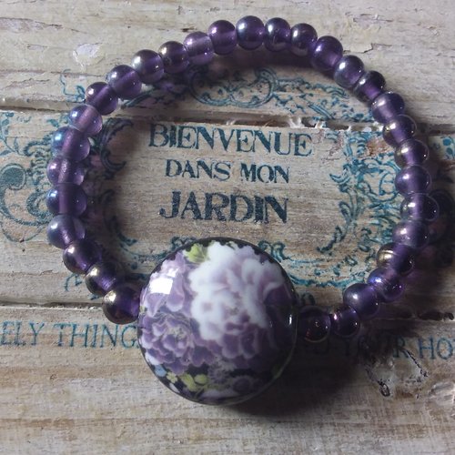 Bracelet élastique printanier en perles de verre irisées et perle de porcelaine, création artisanale française