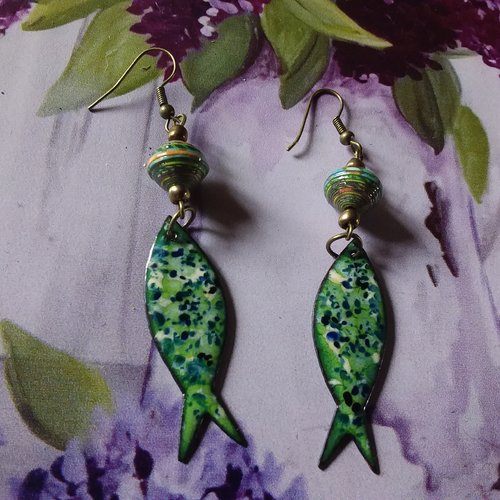 Petit poisson vert... boucles d'oreilles en cuivre émaillé et perle de papier,  création artisanale