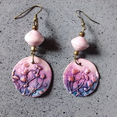 Douceur de céramique....boucles d’oreilles en céramique artisanale et perles de papier,  création originale et unique