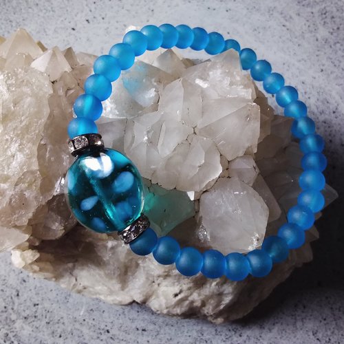 Bracelet élastique turquoise,  en perles de verre 6mm, et une perle centrale artisanale de murano