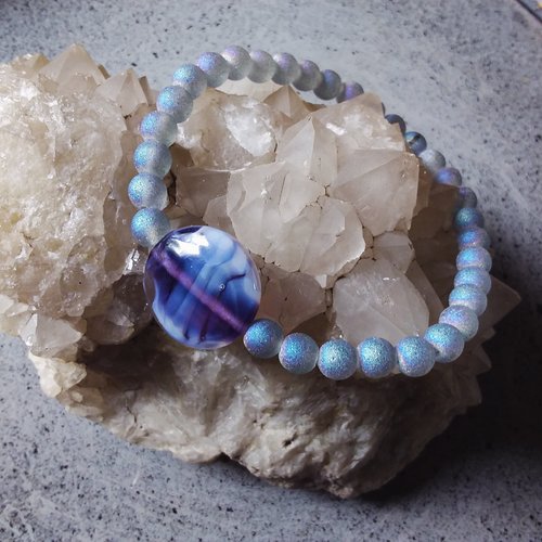 Bracelet élastique mauve irisé,  avec perle centrale artisanale en verre de murano