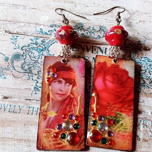 La bonne aventure...boucles d’oreilles en bois décoré et résiné,  rouge , perle au chalumeau,  création artisanale