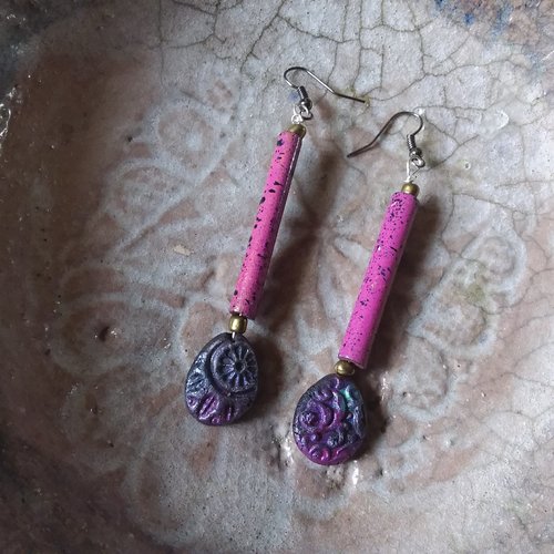 Longues et fines, boucles d’oreilles originales et légères,  avec perle tube en bois  fuchsia et perle argile polymère irisée