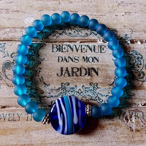 Bracelet élastique avec des perles rondes givrées turquoises et une pièce centrale en murano, création artisanale