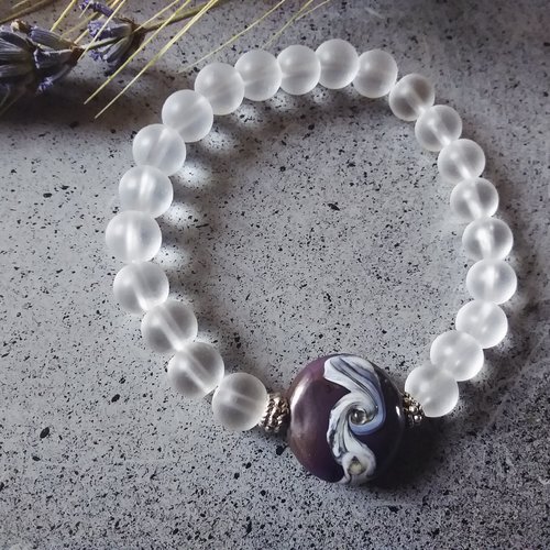 Bracelet élastique en perles de verre givrées et une perle centrale au chalumeau,  noire et blanche,  création arti