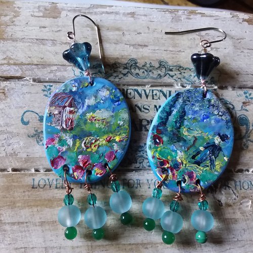 Boucles d’oreilles longues,  moins tableau, en argile polymère et perles de verre, création artisanale unique