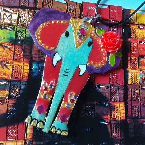 Collier ras de cou, pendentif en bois décoré éléphant,  création artisanale