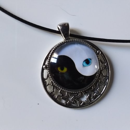 Collier sur cordon, pendentif cabochon chat