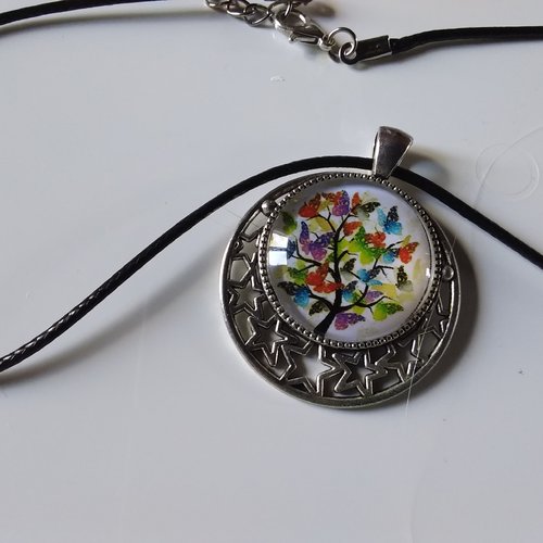 Collier sur cordon avec cabochon