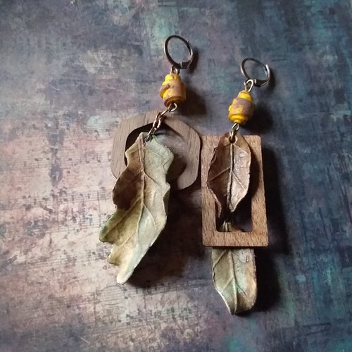 Boucles d’oreilles feuilles d’automne en céramique artisanale et bois brut, création artisanale unique