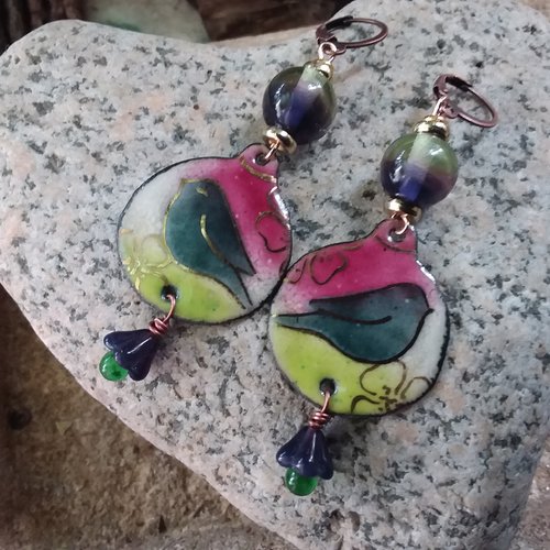 Comme un oiseau sur la branche..boucles d’oreilles en cuivre émaillé artisanal, et perles de verre au chalumeau,  création unique