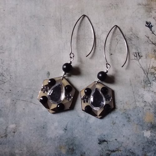 Boucles d’oreilles originales et légères,  élégantes,  en bois résiné et décoré,  création artisanale unique