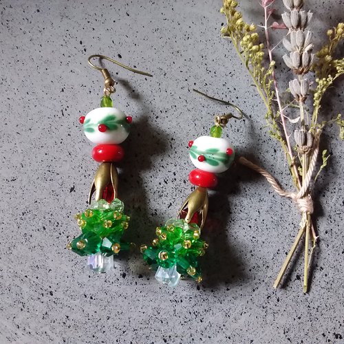 Boucles d'oreilles de noël,  en perles de verre, forme sapin, création artisanale unique