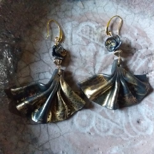 Soir de fête...boucles d’oreilles légères éventail en argile polymère,  création artisanale