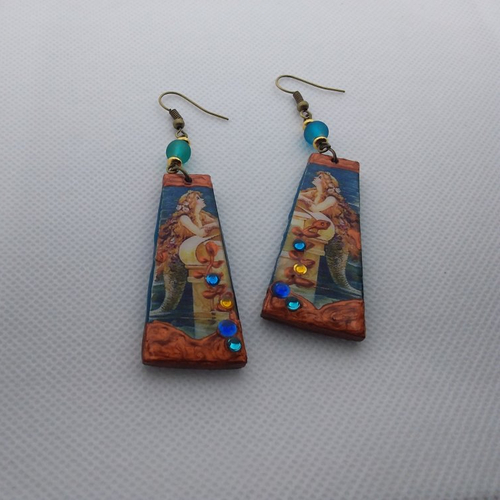 Mermaid...boucles d’oreilles originales et légères,  en bois décoré et résiné,  création artisanale