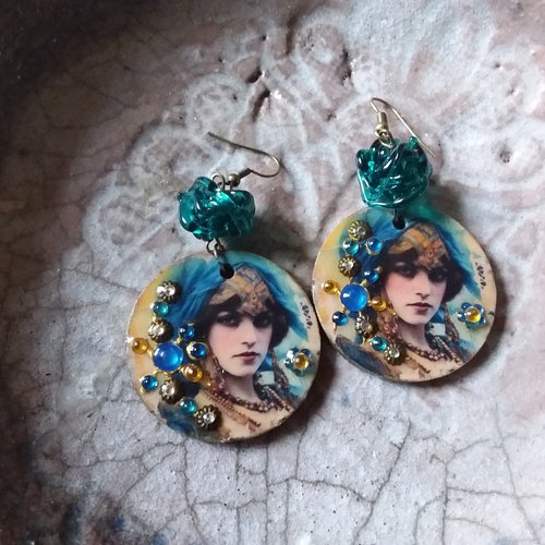 L’heure bleue...boucles d’oreilles légères,  en bois décoré et résiné,  et perles de verre au chalumeau,  création artisanale