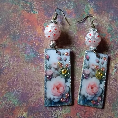 Roses...boucles d’oreilles florales, en bois décoré et résiné,  perles millefiori,  shabby bohème, création artisanale unique