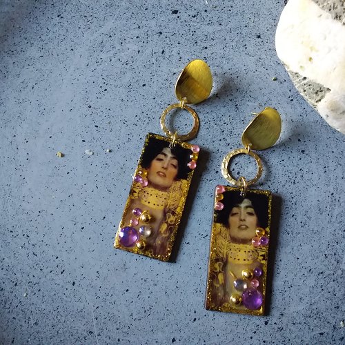 Klimt...boucles d’oreilles en bois décoré et résiné, portrait de femme,  légères et atypiques..création artisanale