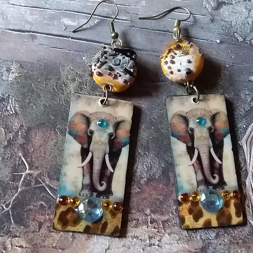 Savane,,,boucles d’oreilles légères et atypiques,  sauvages, en bois décoré et résiné,  perle  au chalumeau,  création artisanale