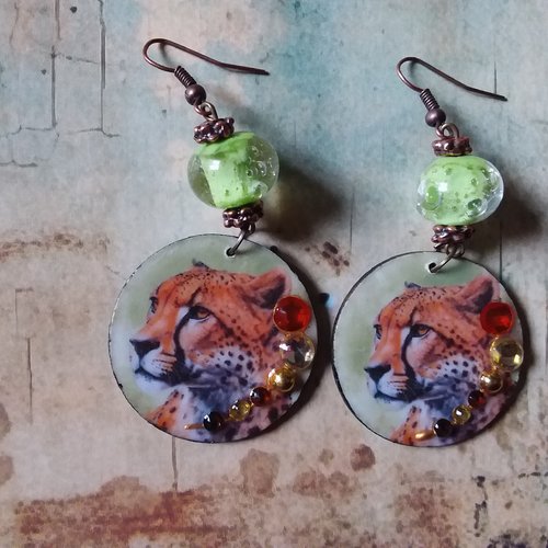 Guépard...boucles d’oreilles en bois décoré et résiné,  légères,  exotiques, création artisanale