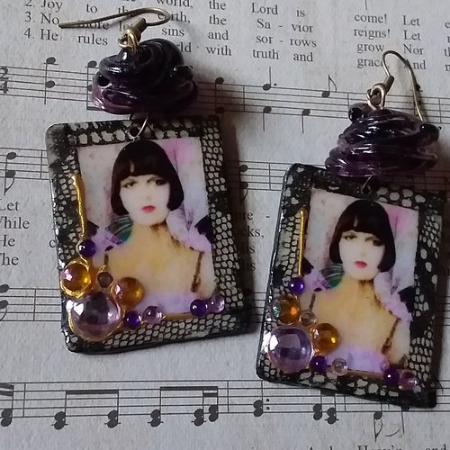 Les années folles...boucles d’oreilles en bois décoré et résiné,  légères et originales,  création artisanale unique