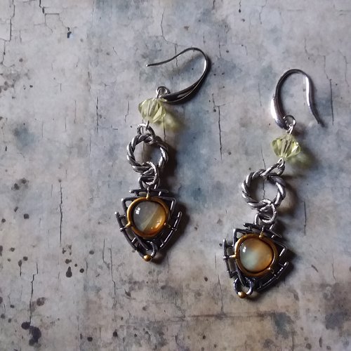 Élégant...boucles d’oreilles en zamak argenté et perle de cristal swaroski,  création artisanale