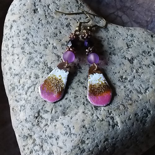 Légères et discrètes,  boucles d’oreilles en cuivre émaillé rose, et perles de verre, création artisanale