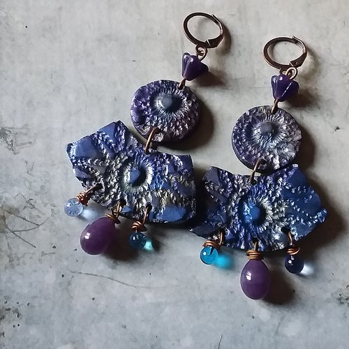 Boucles d’oreilles bohème,  irisées,  légères et originales,  en argile polymère et perles au chalumeau,  création artisanale