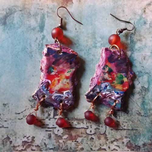 Le feu...boucles d’oreilles hétéroclites et fantasques,  en argile polymère et perles de verre, création artisanale
