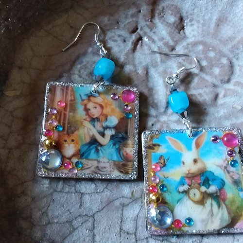 Alice et le lapin blanc...boucles d’oreilles féeriques,  en bois décoré et résiné,  carrées, légères, et perle d’agate