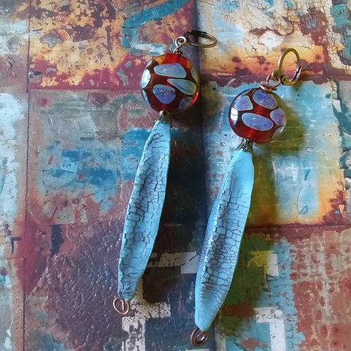 Boucles d’oreilles originales,  longues et légères,  en argile polymère et perles de murano,  création artisanale unique