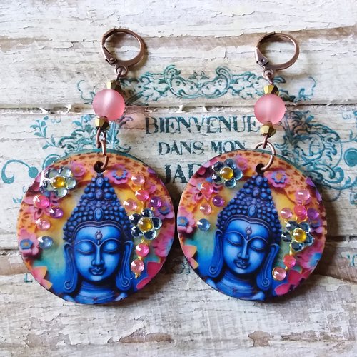 Bouddha... boucles d’oreilles rondes,  multicolores,  légères,  en bois décoré et résiné., et perles de verre, création artisanale