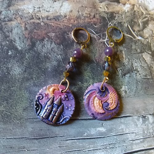 Le château...boucles d’oreilles en céramique artisanale et perles de verre, création artisanale unique