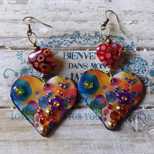 Cœur à cœur...boucles d’oreilles, en bois résiné et décoré à la main, et perles millefiori,  création artisanale