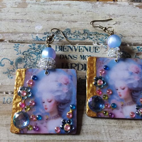 La reine...boucles d’oreilles carrées,  marie antoinette,  bois décoré et résiné,  perle reflets changeants, création artisanale