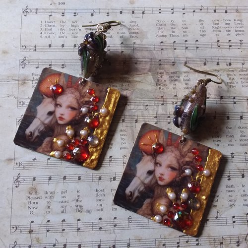 Jeune fille et cheval..boucles d’oreilles très originales et légères,  atypiques,  création artisanale unique