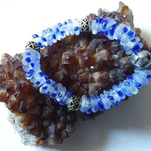 Bracelet élastique,  perles krobo, perles métal argenté, création artisanale