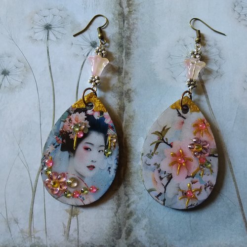 Douceur d’orient...boucles d’oreilles geisha et fleurs de cerisier japonais, légères,  création artisanale unique