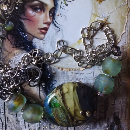 Collier avec magnifique perle focale et perles du ghana,  sur chaîne en métal argenté,  création artisanale