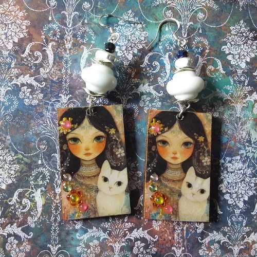 Chat blanc..boucles d’oreilles en bois décoré,  légères,  shabby, perle au chalumeau,  création artisanale